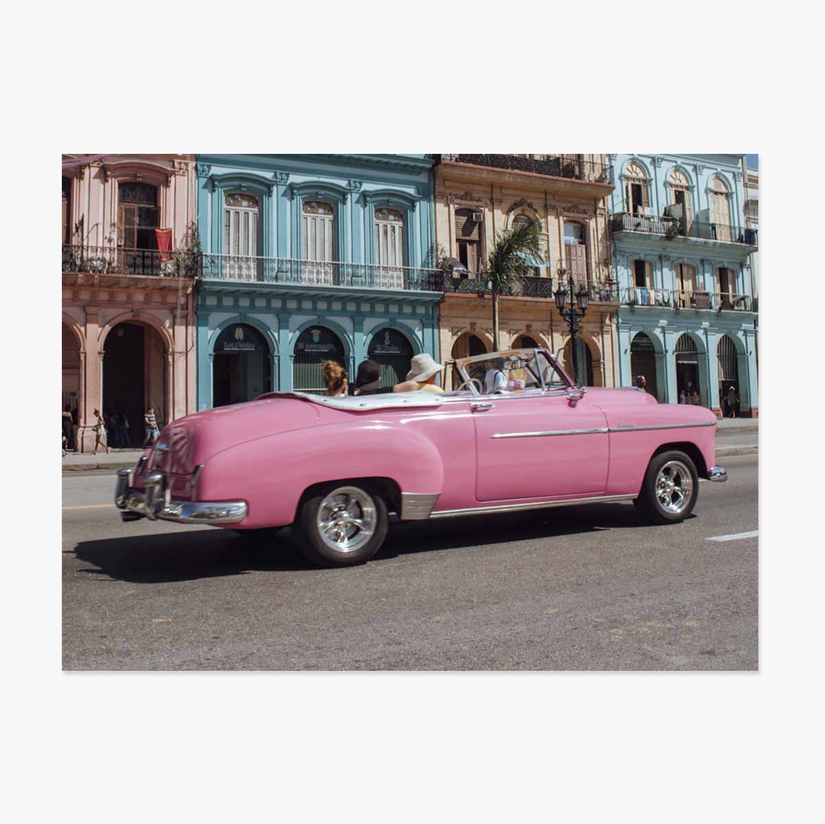 Poster: Roze vintage auto op straat
