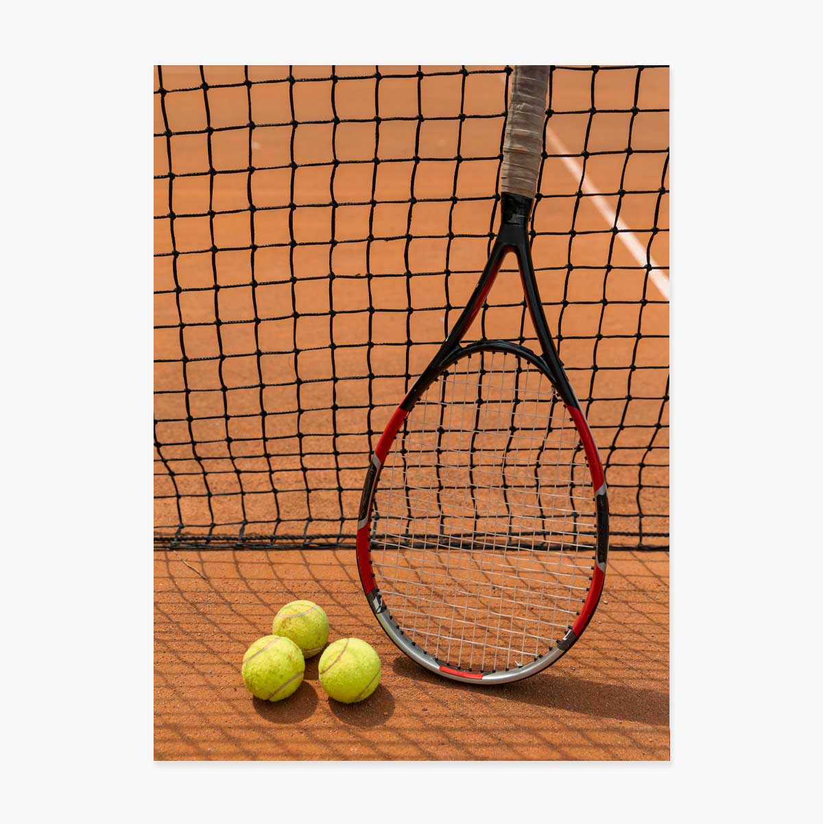 Poster met een racket en tennisballen