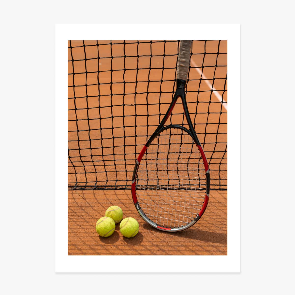 Poster met een racket en tennisballen